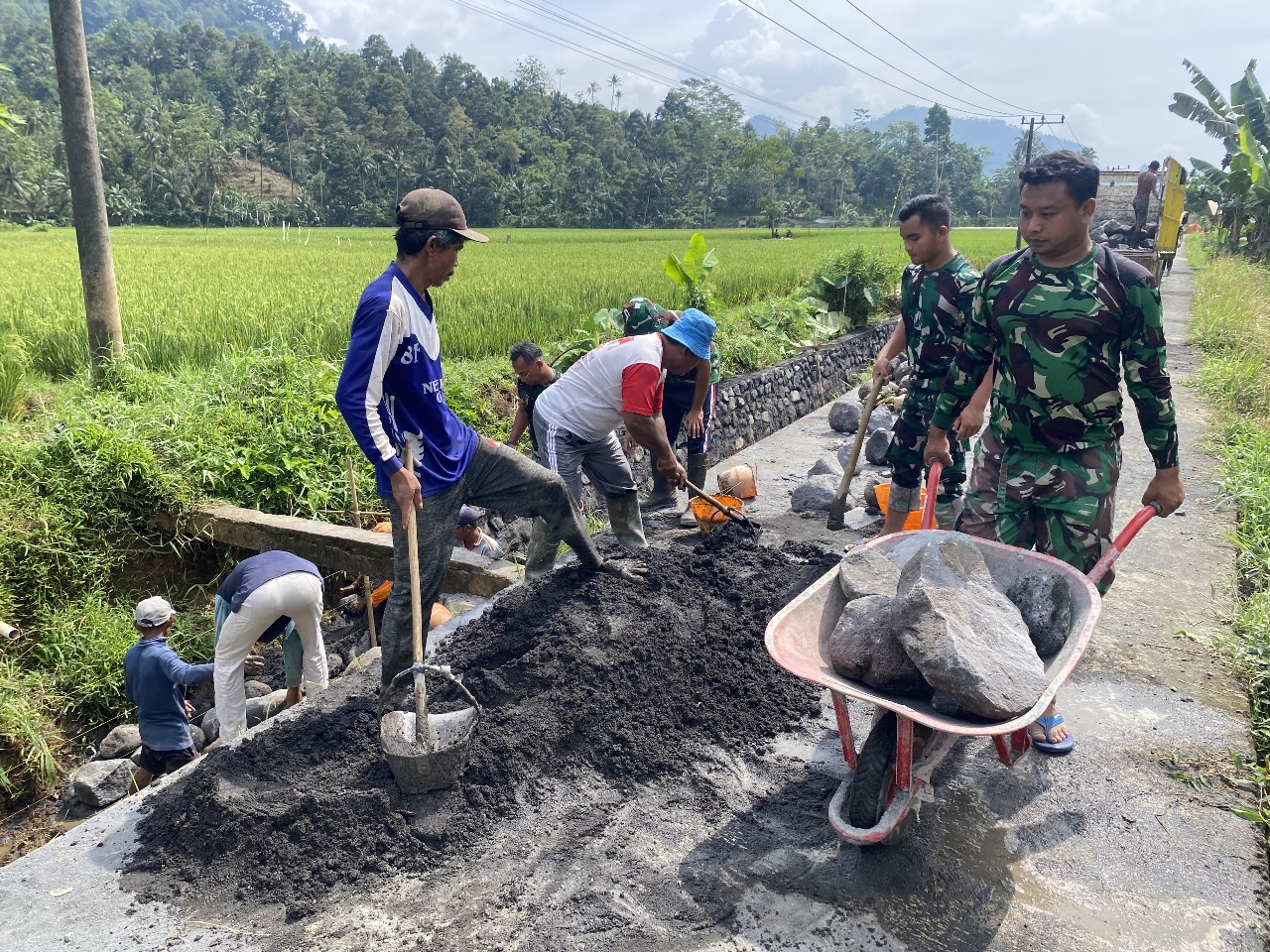 TNI dan Warga Gotong Royong Bangun Irigasi, Petani Lebakharjo Tersenyum Menyambut Musim Tanam