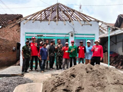 Babinsa Bakungan Dampingi PMI Mulai Retrofitting Rumah Aman Gempa, Rumah Ibu Sulih Jadi Percontohan