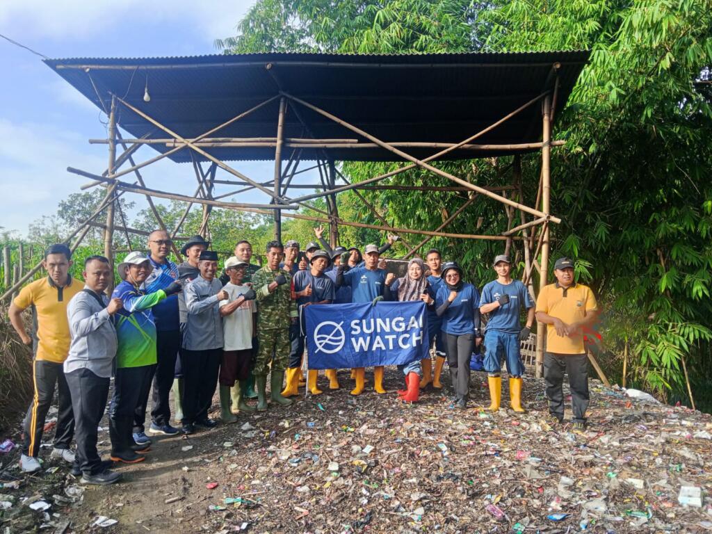 Personil Koramil 0825/06 Gambiran Bersama Sungai Watch Bersihkan Sampah di Bantaran Sungai