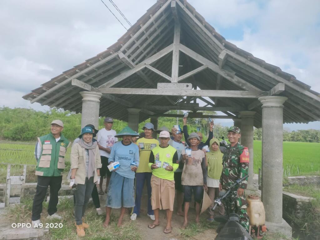 Sinergi di Pematang Sawah: Babinsa Ringintelu dan Petani Yudomulyo Kompak Kepung Hama Tikus