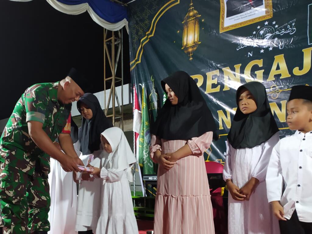 Kedekatan Dengan Warga Binaan, Babinsa Sumbermulyo Menghadiri Pengajian Umum dan Santunan Anak Yatim