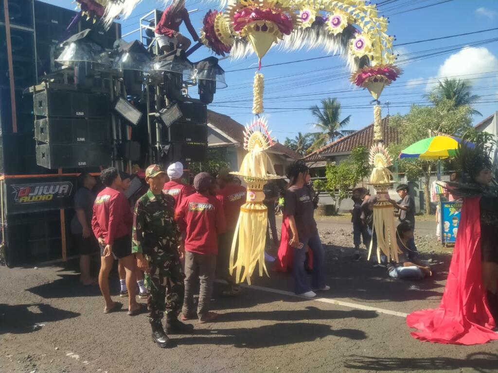 Prajurit TNI Berjaga Di Antara Dentuman Sound Horeg: Babinsa Koramil Songgon Kawak Ketat Kirab Budaya Harjasa Ke-123 Desa Sragi