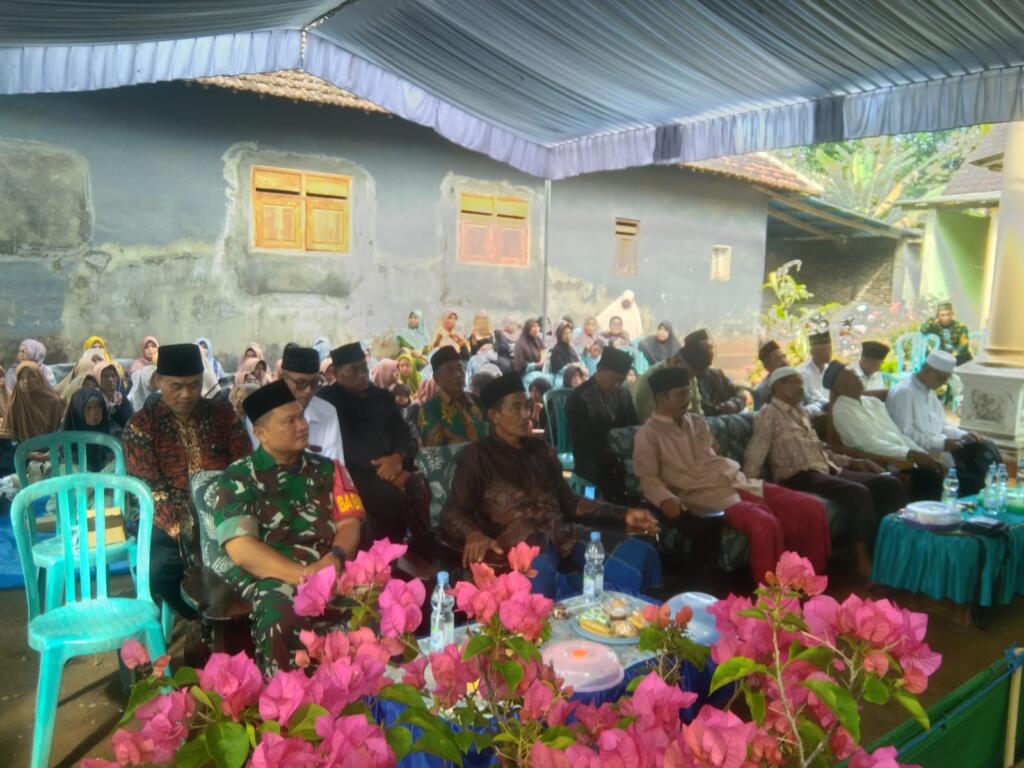 Hadir di Tengah Warga, Babinsa Kebondalem Ikut Sukseskan Santunan Yatim 1 Muharram