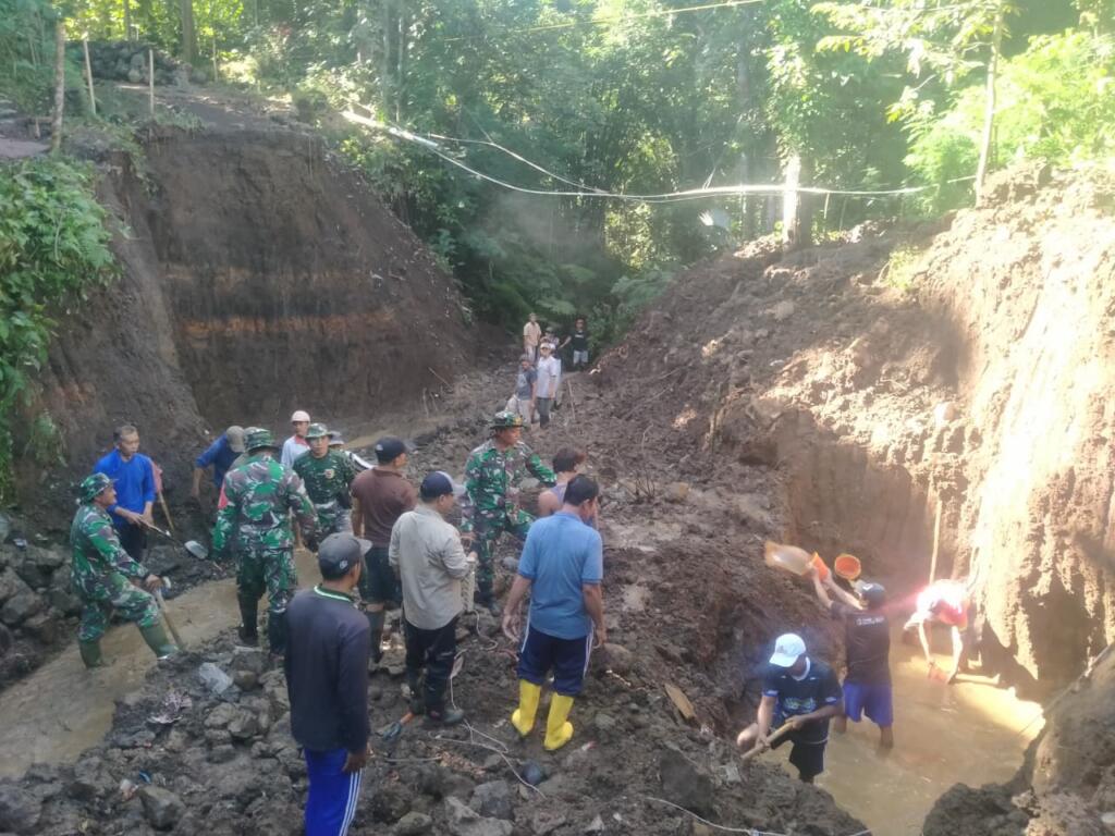 Jembatan Garuda Berdiri Di Atas Nadi Desa: TNI Turun Tangan, Songgon Bergerak Maju