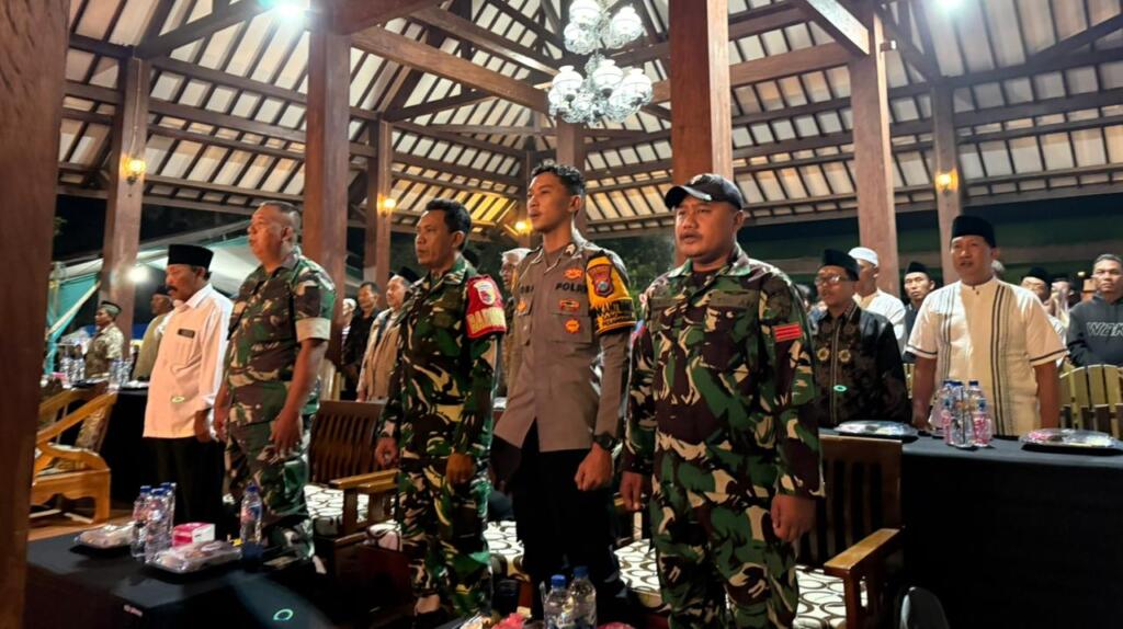 Mempererat Tali Silaturahmi, Babinsa Hadir Pagelaran Wayang Kulit Dalam Rangka Tradisi Budaya Bersih Desa