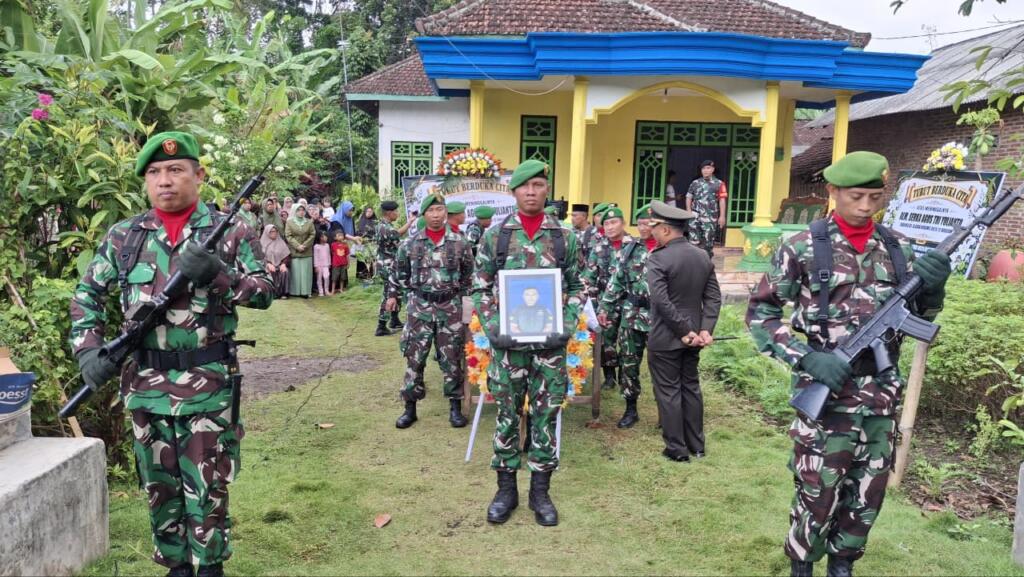 Duka Mendalam Kodim 0825/Banyuwangi, Babinsa Desa Gladag Serka Agus Tri Yulianto Tutup Usia, Dandim Pimpin Langsung Upacara Militer