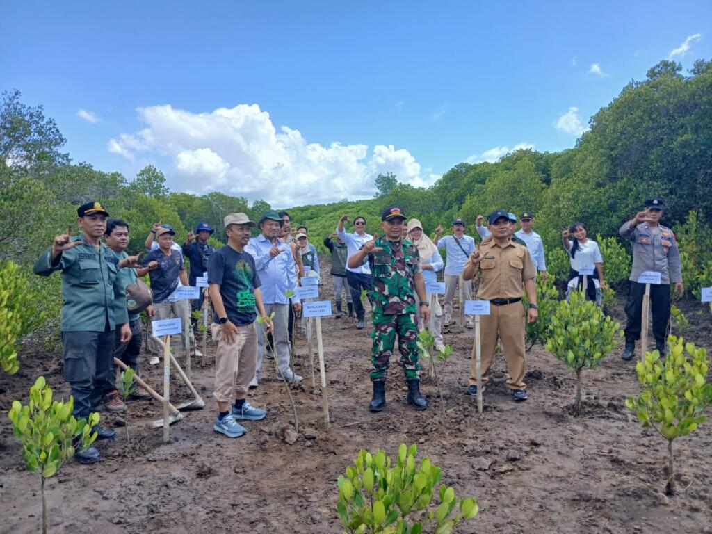 Danramil 0825/09 Tegaldlimo, Hadiri Acara Gerakan Pemulihan Ekosistem dan Penanaman Mangrove di Resor Kucur