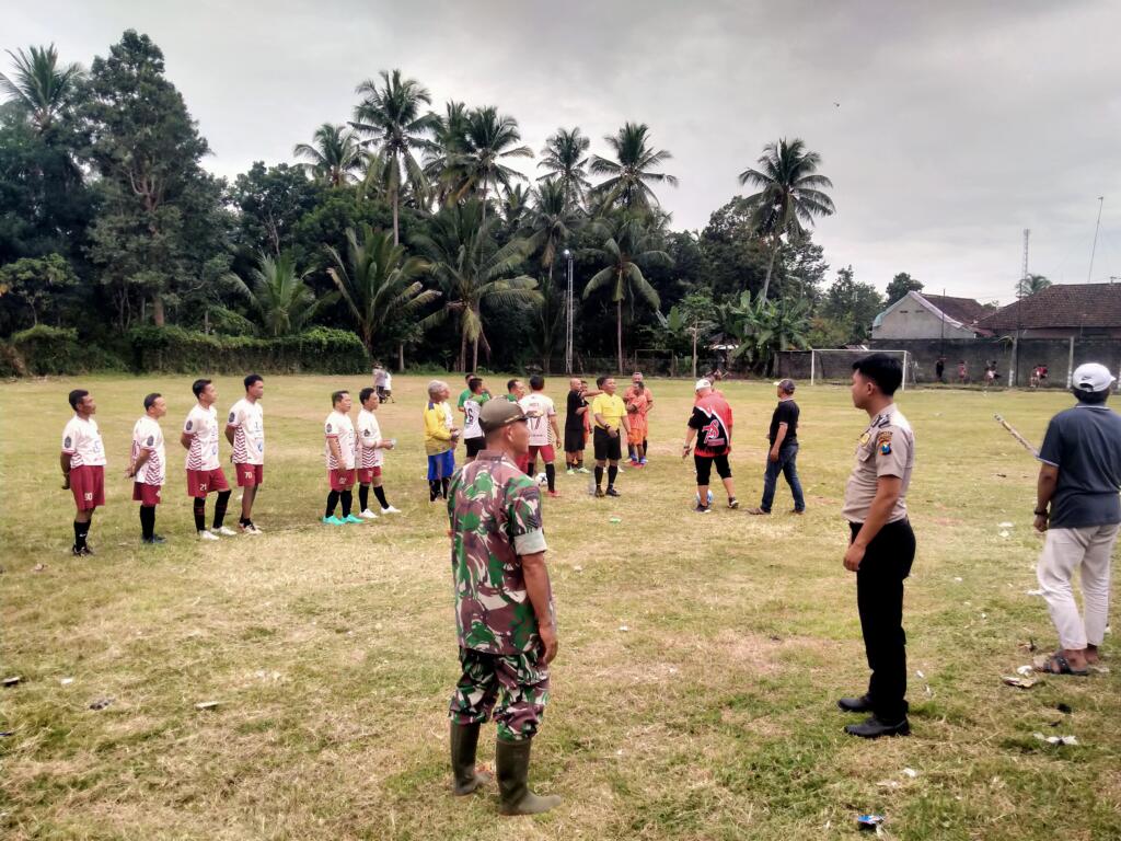 Semarak Bola Kapuk Merah Putih: Babinsa Koramil Songgon Turun Gelanggang, Kobarkan Semangat Juang Warga Sambut HUT RI Ke-81