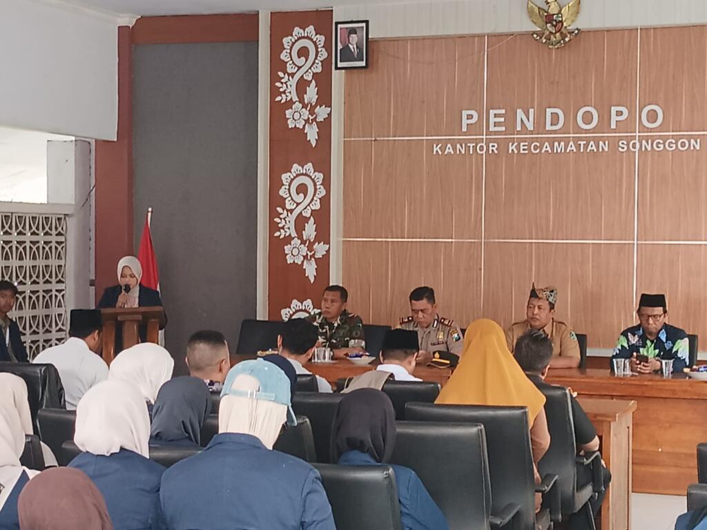 Komandan Koramil Songgon Pimpin Langsung Seleremoni Pelepasan, Tegaskan Sinergitas TNI Kawal Purna Tugas Puluhan Mahasiswa KKN UIN Khas Jember
