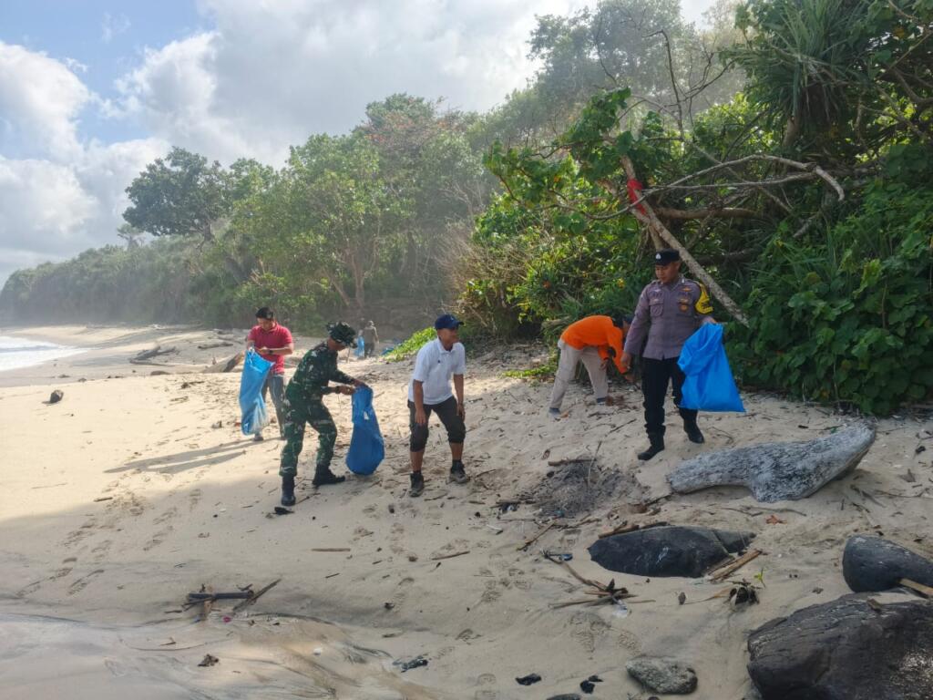 Perkuat Ekosistem Pesisir, Danramil 0825/09 Tegaldlimo, Ikuti Kegiatan Gelar Penanaman Mangrove Serentak Nasional Bersama Lintas Sektor