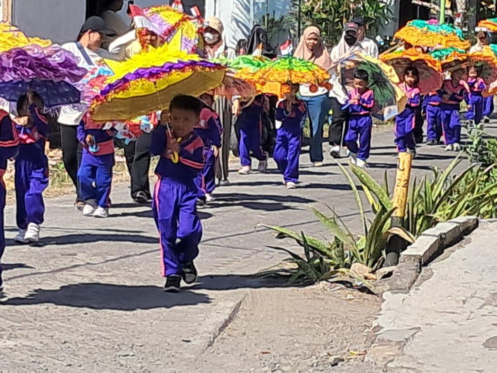 Semarak HUT ke-81 RI, Babinsa Sukorejo Monitoring Pawai Drum Band Pelajar