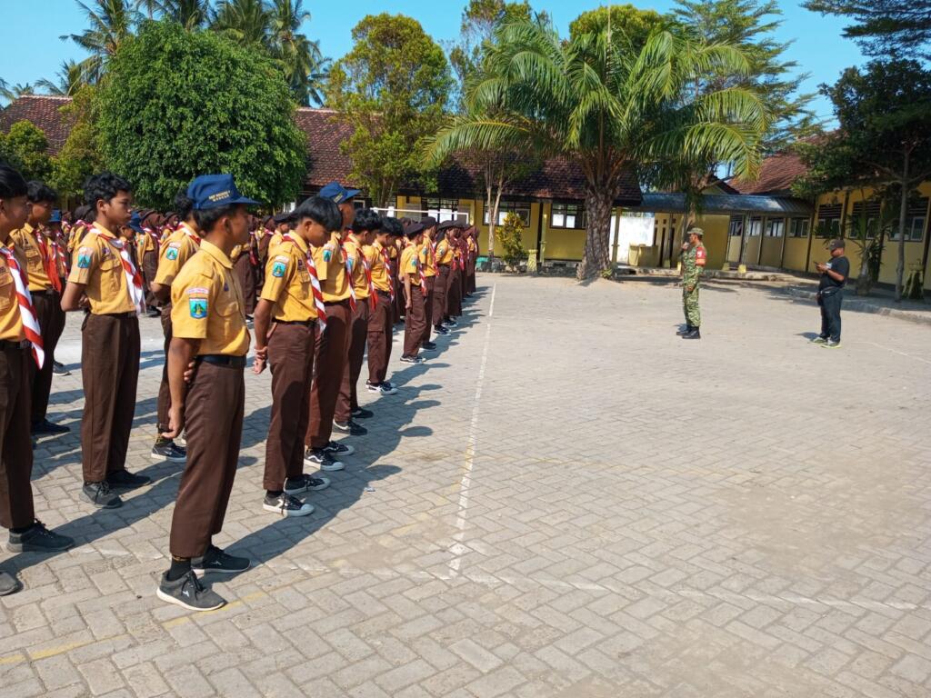 Babinsa Koramil 0825/17 Muncar Gembleng Siswa SMPN 3 Muncar dengan Latihan PBB