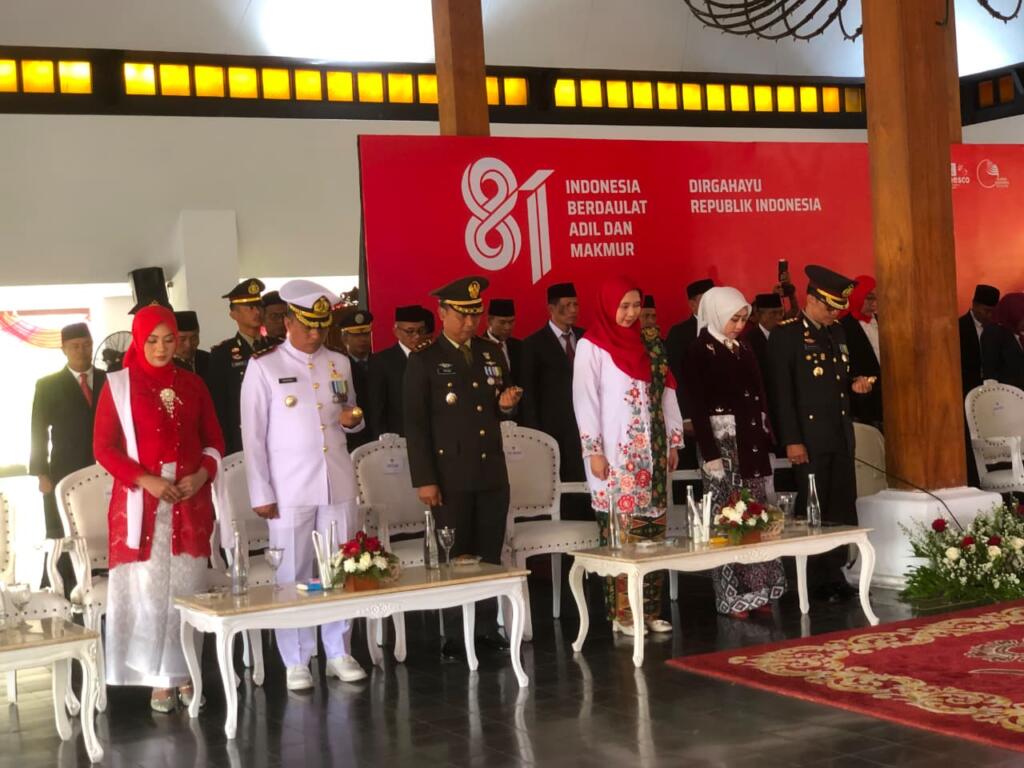 Dandim 0825/Banyuwangi Didampingi Ibu Hadiri Video Conference, Saksikan Detik-Detik Pengibaran Bendera HUT ke-81 RI Di Pendopo Shaba Swagata Blambangan