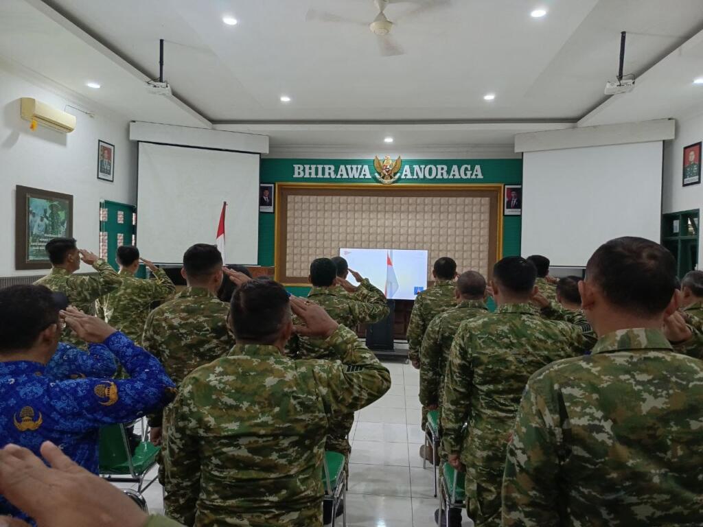 Prajurit TNI & ASN Kodim 0825/Banyuwangi Hadiri Video Conference, Saksikan Detik-Detik Pengibaran Bendera HUT ke-81 RI di Aula Panglima Sudirman