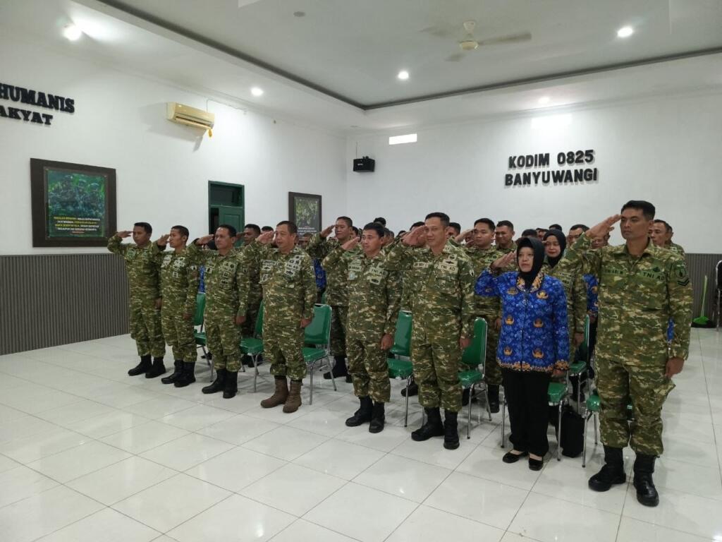 Prajurit TNI dan ASN Kodim 0825/Banyuwangi Ikuti Video Conference Penurunan Bendera, Suasana Khidmat Warnai Akhir HUT ke-81 RI