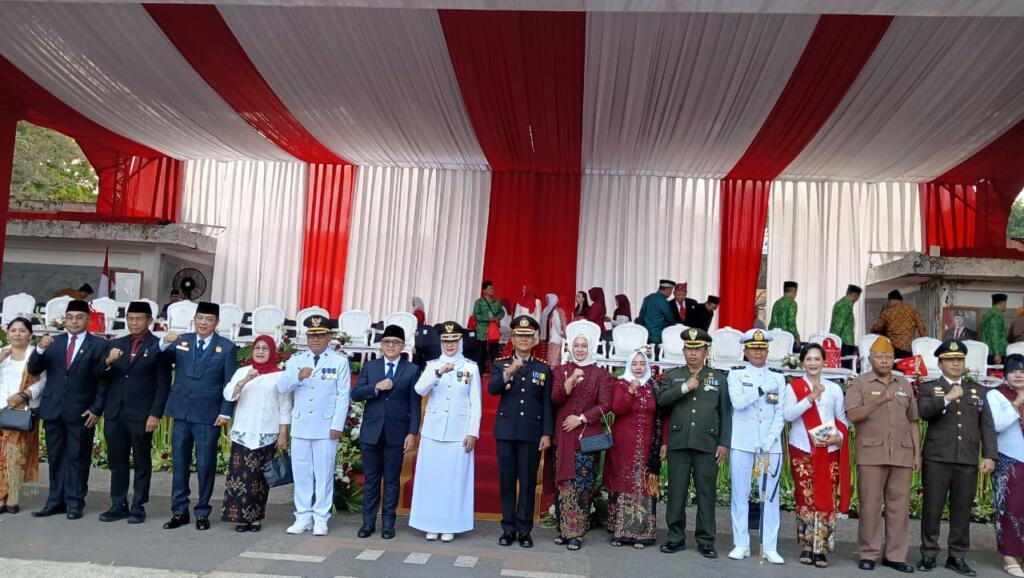 Kasdim 0825/Banyuwangi Didampingi Ibu Hadiri Upacara Penurunan Bendera, Momentum Khidmat Menutup HUT ke-81 RI