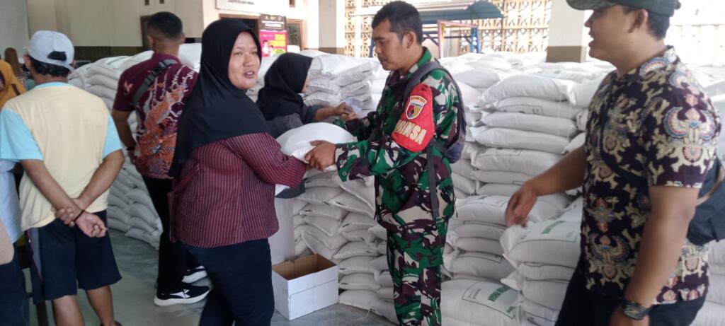 Babinsa Cluring Kawal Penyaluran Bantuan Pangan 30 Kg Beras untuk 968 KPM