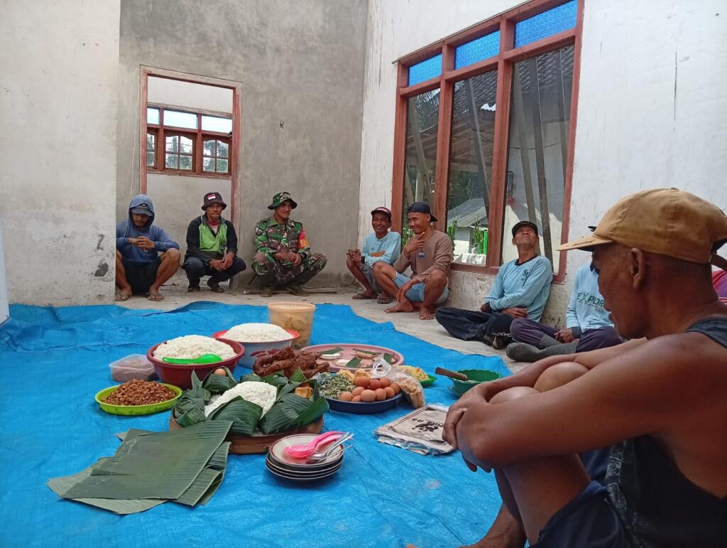 Babinsa Bumiharjo dan Warga Kompak Gotong Royong Perbaiki Rumah Warga