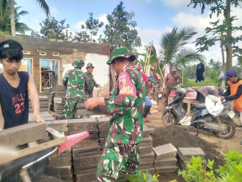 Gotong Royong Tanpa Batas: Batituud Dan Babinsa Koramil Songgon Sulap Rumah Tak Layak Huni Jadi Hunian Impian Warga Bayu